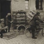 Duitse soldaten sturen duiven per fiets naar het front